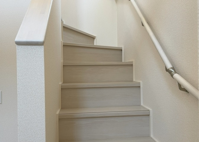 【内装】 | 建物の上下階の通路である階段は、その位置によって動線や室内の印象が大きく左右されます。手摺にも重要な役割があり、転倒の防止・歩行や動作を円滑にして日常生活を支えることを主な目的として設置されています。