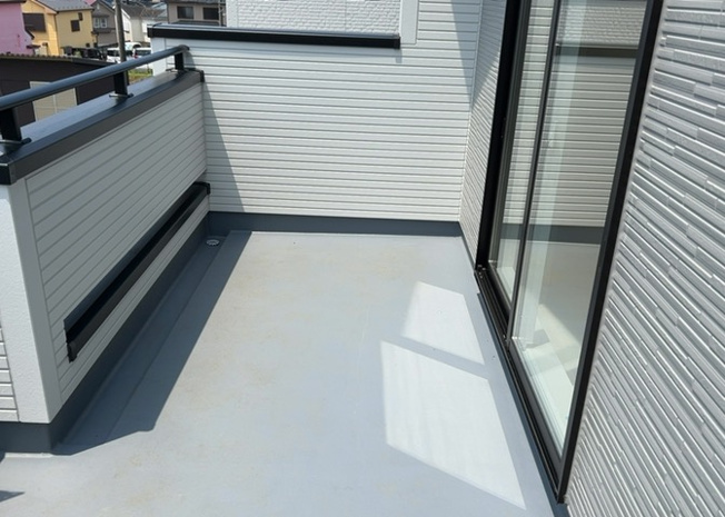 【バルコニー】 | バルコニーは、室外の専用スペースのうち、「屋根がなく開放された空間」であるものを指します。ベランダより広いタイプのものが多く、日当たりもよいため家庭菜園などを楽しみたい人にとって適した環境となります。