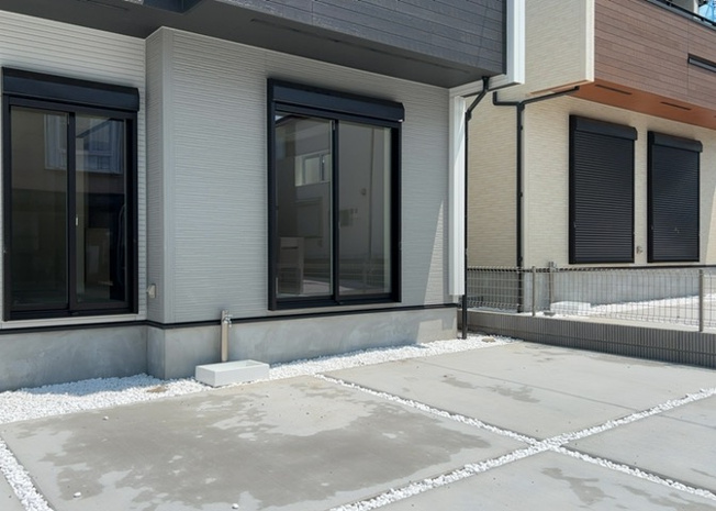 【構造・工法・仕様】 | 木造住宅とは土台、壁、柱など建築物の強度を支える構造体の材に木が使用されている構造を指します。構造体は建物の自重を支えるだけではなく風圧や水圧、積裁荷重などあらゆる衝撃に耐えるための基礎です。