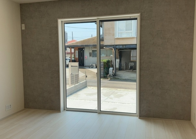 【内装】 | サッシとは、ガラス窓に使用される金属製の窓枠のことです。一般的に住宅建築では、金属製建具工事の段階で備え付けるもので、ガラス類や玄関、バスルームのスチール製のドアなどと同じタイミングで工事を行います。