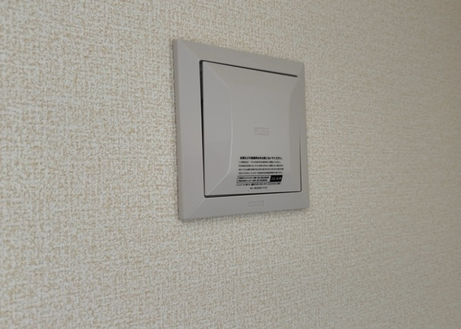 【冷暖房・空調設備】 | 1日中建物内の換気が行われるように設計された仕組みです。気密性の高い住宅は、家に籠った空気でシックハウス症候群になる可能性がありますが、24時間換気システムであれば計画的な換気で対策が可能です。