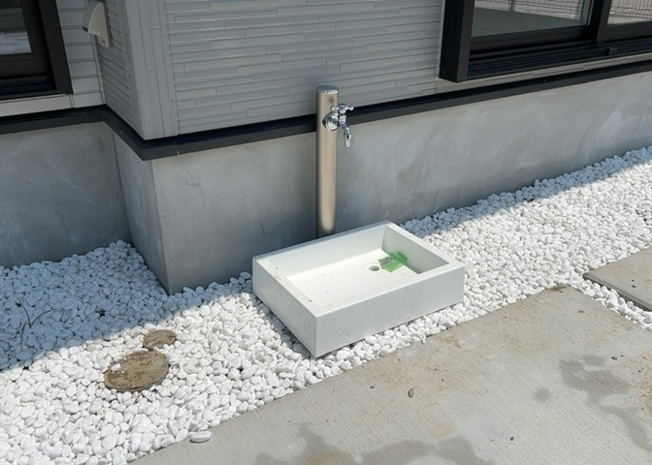 【設備】 | 敷地内には、散水栓や立水栓があります。水道水を直接利用できるため、水を運ぶ手間を省くことが出来ます。大量の水を必要とする洗車作業や清掃などに役立ちます。その他設備とあわせて、現地でご確認ください。