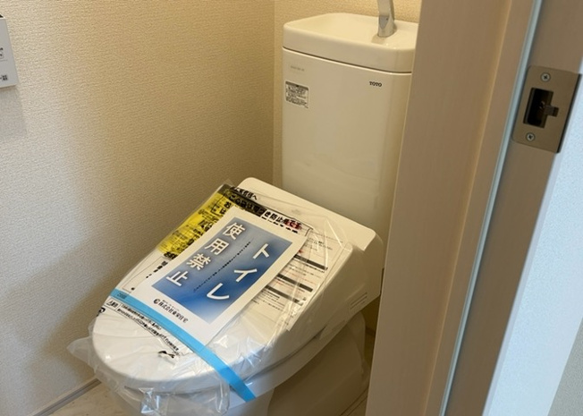 【トイレ】 | トイレは大きさや形、機能、抗菌性などが異なる多種多彩なタイプが各メーカーから出ています。それぞれに良さがあるため、事前にどういったタイプのトイレがいいのかをご家庭内で決めて、内見に行くといいでしょう。