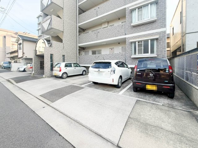 ラ・フィーネヤマセの駐車場|駐車場に車を止められます
