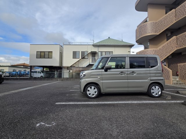 エテルノの駐車場