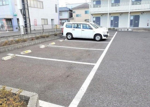 レオネクスト第三吉兵衛ハウスの駐車場