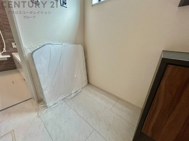 洗濯物の仕分け作業がしやすく、整理整頓が容易になります。洗濯音や湿気を他の部屋に持ち込まず、生活環境を快適に保ちます。上部を活用すれば収納スペースを確保でき洗剤や洗濯用品の整理もしやすくなります。