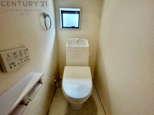 洗濯物の仕分け作業がしやすく、整理整頓が容易になります。洗濯音や湿気を他の部屋に持ち込まず、生活環境を快適に保ちます。上部を活用すれば収納スペースを確保でき洗剤や洗濯用品の整理もしやすくなります。