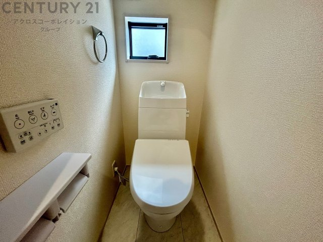 洗濯物の仕分け作業がしやすく、整理整頓が容易になります。洗濯音や湿気を他の部屋に持ち込まず、生活環境を快適に保ちます。上部を活用すれば収納スペースを確保でき洗剤や洗濯用品の整理もしやすくなります。