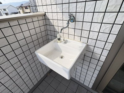 【設備】 | 涼風町貸家 | バルコニーにはスロップシンクがあります