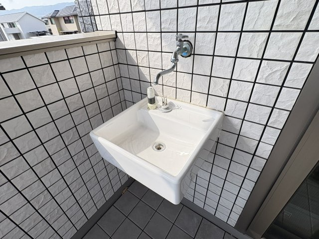 【設備】 | 涼風町貸家 | バルコニーにはスロップシンクがあります