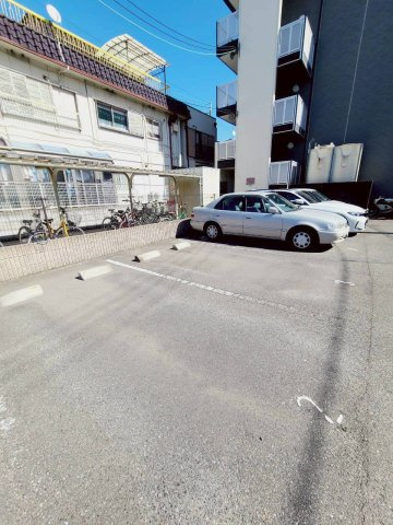 レオパレスドゥジェーム鳴尾の駐車場