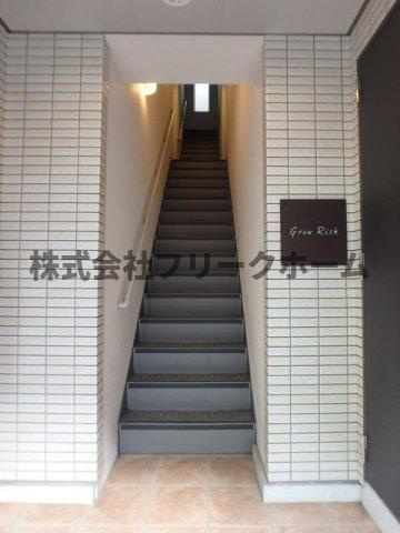 三鷹市下連雀３丁目の賃貸マンションのエントランス