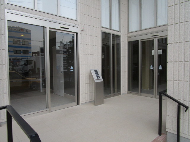 グリシーヌ横浜のエントランス