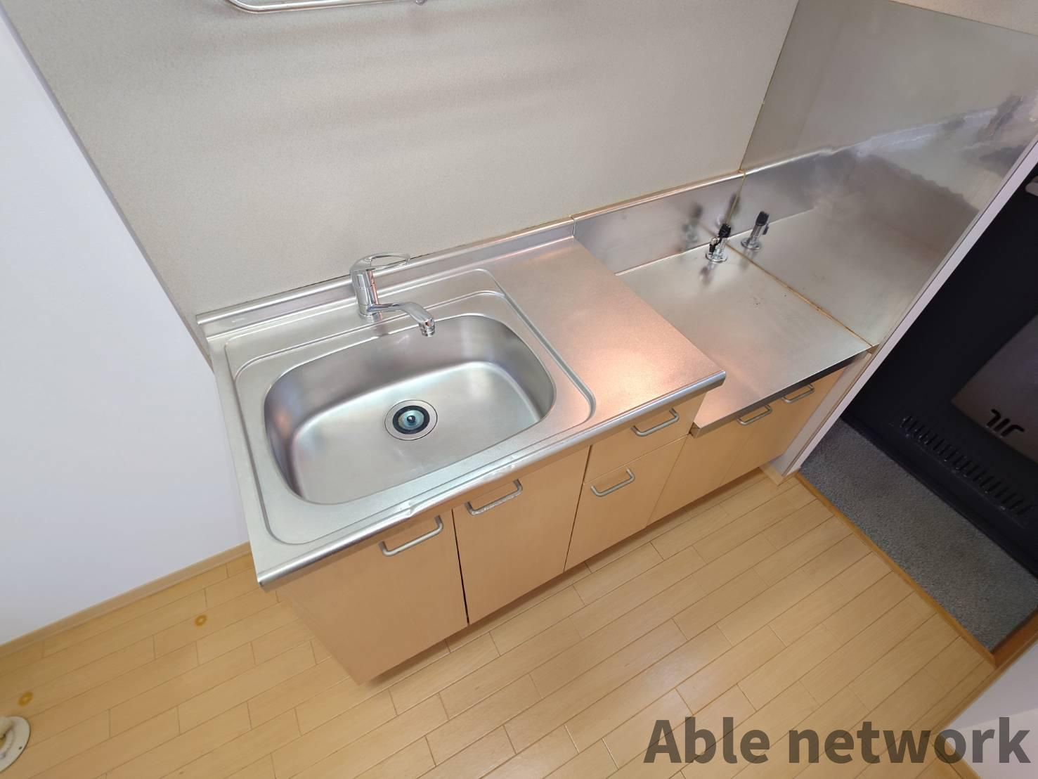 シャーメゾン賀のキッチン|天吊棚付きミニキッチン