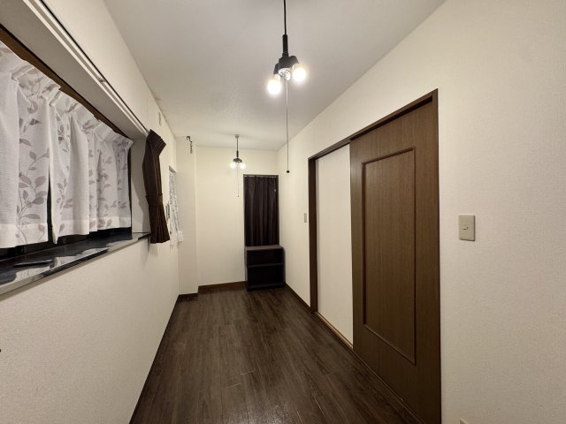 中央区白羽町の洋室|1階玄関横の洋室。納戸としても利用できそうです。趣味の多い方にもおすすめ。