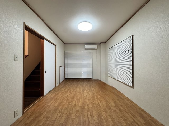 中央区白羽町の洋室|1階倉庫横の洋室。事務所やピアノ教室、サロンなどでも利用できそうです。