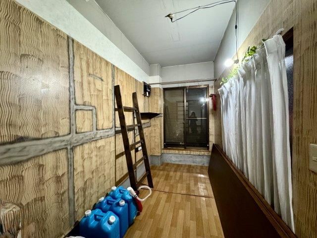 中央区白羽町の収納|1階北側の一室は収納庫として利用できます。キャンプなど趣味の物の収納には十分すぎる広さです。