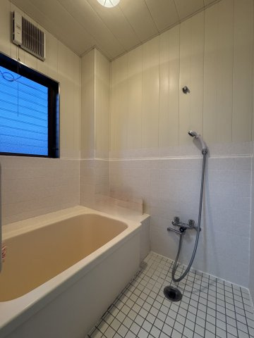 中央区白羽町の浴室|リビングの階にあります。2階なので窓が開けられ防犯面も安心です。