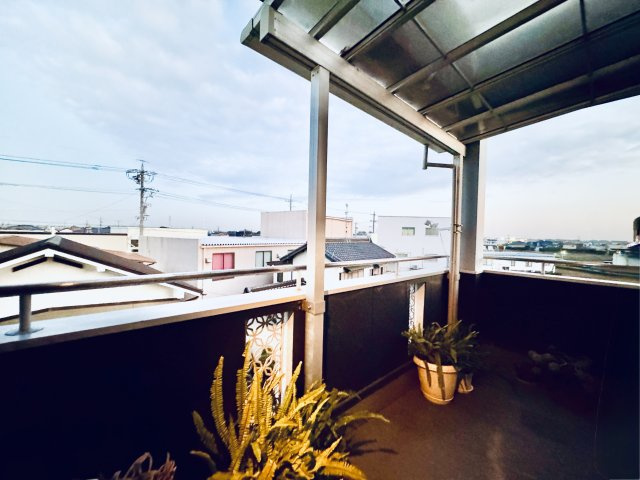 中央区白羽町のバルコニー|３階バルコニーは屋根もあって洗濯物も安心！季節の良い時にはビール片手に外を眺めくつろげるほどのスペースです♪