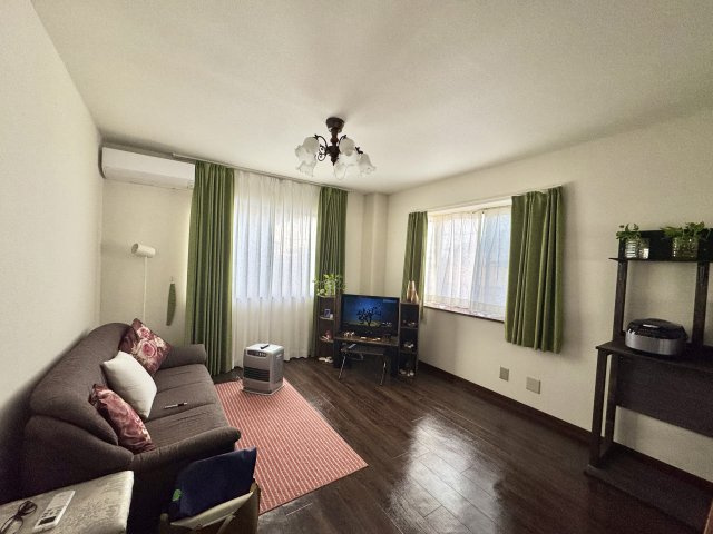 中央区白羽町の居間・リビング|大きな窓から光が差し込む明るいリビングです。