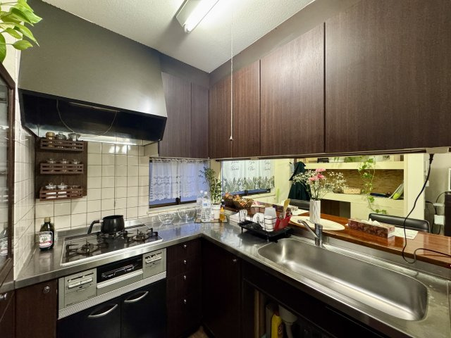 中央区白羽町のキッチン|使いやすいＬ字のキッチン！状態も良くとても綺麗です。シンクも大きく使い勝手が良いです。