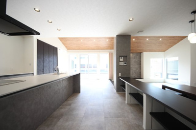 【居間・リビング】 | 高島市新旭町1293-13　モデルハウス | アイランドキッチンと掘りごたつの間の空間