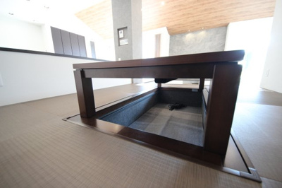 【設備】 | 高島市新旭町1293-13　モデルハウス | 掘りごたつ、蓋でフラットな空間にもできます