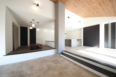 【居間・リビング】 | 高島市新旭町1293-13　モデルハウス | リビング別角度