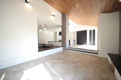 【居間・リビング】 | 高島市新旭町1293-13　モデルハウス | リビング別角度