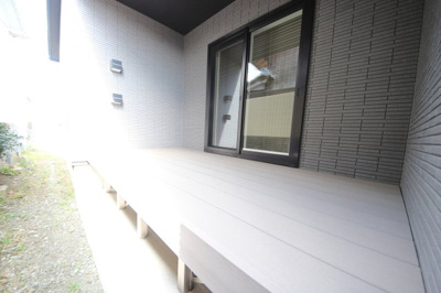 【設備】 | 高島市新旭町1293-13　モデルハウス | ウッドデッキ、屋根付きで洗濯干しにも活躍しそうです