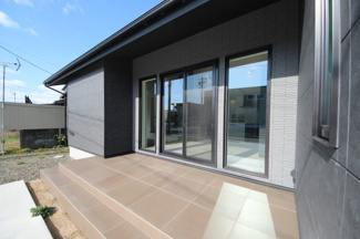 【外観】 | 高島市新旭町1293-13　モデルハウス | 2026年3月撮影、コンクリートテラス