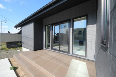 【外観】 | 高島市新旭町1293-13　モデルハウス | 2026年3月撮影、コンクリートテラス