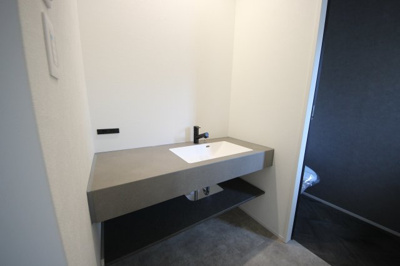 【洗面所】 | 高島市新旭町1293-13　モデルハウス | トイレ横の洗面