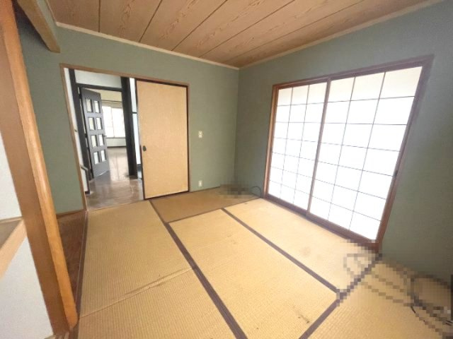 高島市今津町下弘部中古戸建の和室|改装前の写真です。