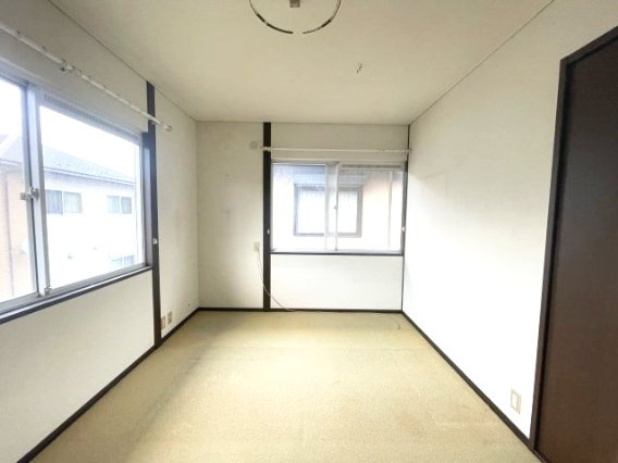 高島市今津町下弘部中古戸建の洋室|改装前の写真です。