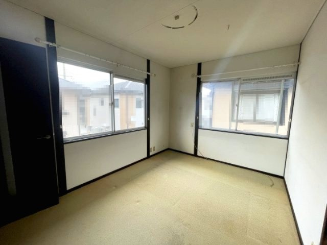 高島市今津町下弘部中古戸建の洋室|改装前の写真です。
