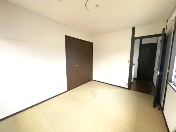 高島市今津町下弘部中古戸建の洋室|改装前の写真です。
