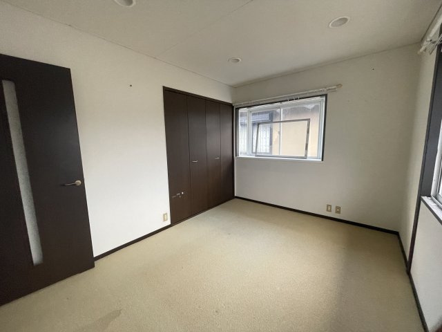 高島市今津町下弘部中古戸建の洋室|改装前の写真です。