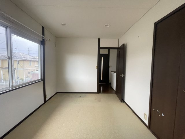 高島市今津町下弘部中古戸建の洋室|改装前の写真です。