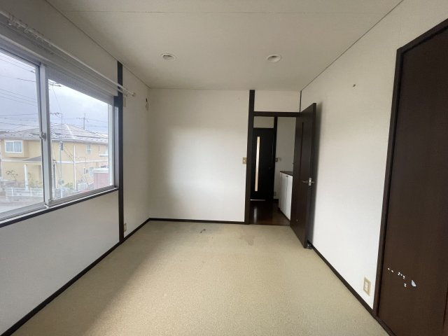 高島市今津町下弘部中古戸建の洋室|改装前の写真です。