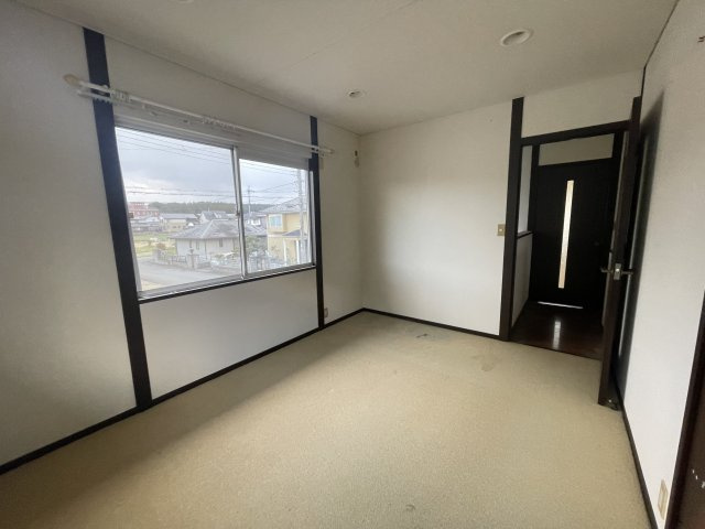 高島市今津町下弘部中古戸建の洋室|改装前の写真です。