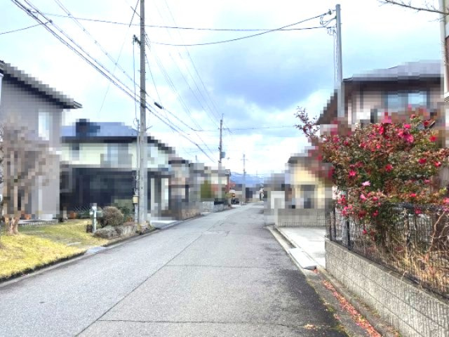 高島市今津町下弘部中古戸建の前面道路含む現地写真