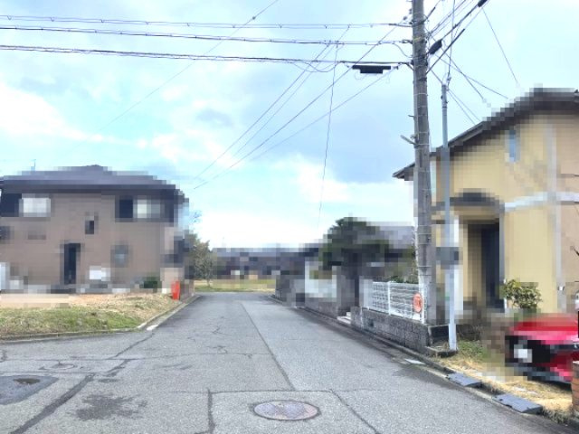 高島市今津町下弘部中古戸建の前面道路含む現地写真