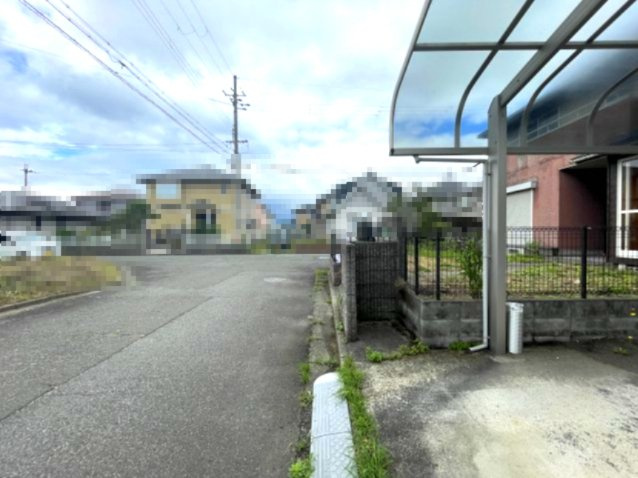 高島市今津町下弘部中古戸建の前面道路含む現地写真