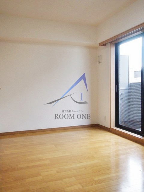 ルーブル中野坂上弐番館の居間・リビング|洋室のお部屋です。