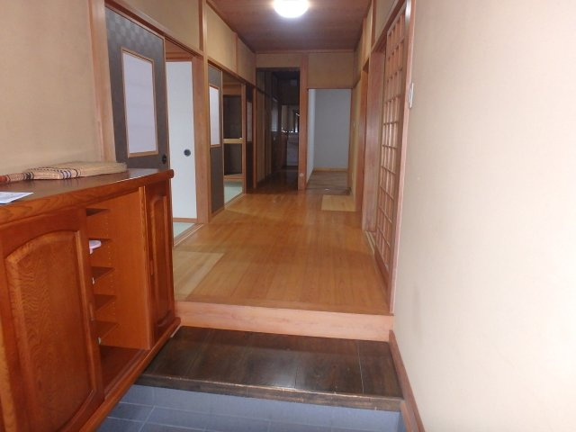河津町沢田倉庫付貸家の玄関