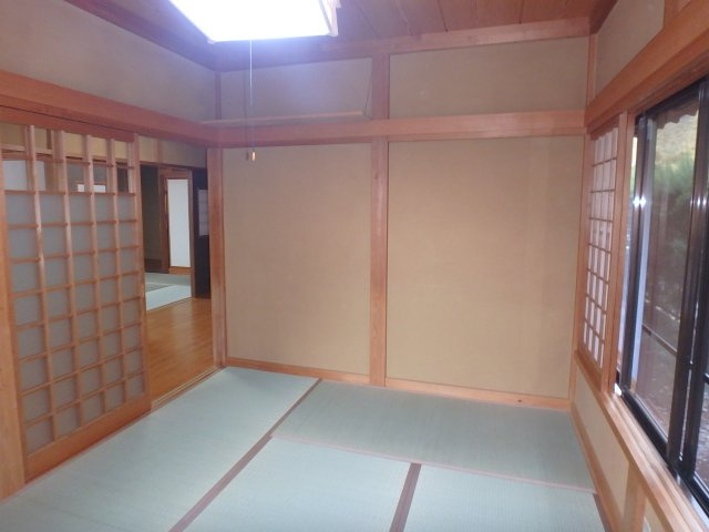 河津町沢田倉庫付貸家の和室