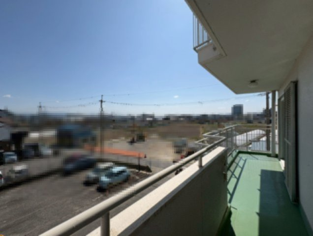イトーピア向日マンションA棟の展望|バルコニーからは、開放的な眺望を楽しむことができます。