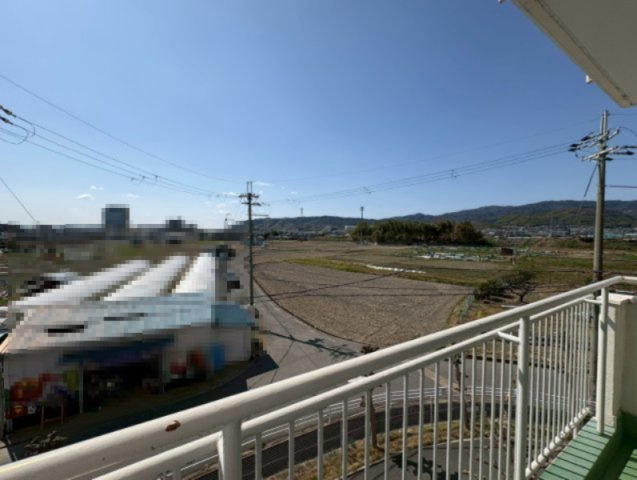 イトーピア向日マンションA棟の展望|遠く山の稜線を眺めることができます◎